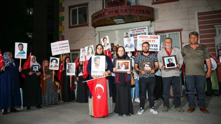 Diyarbakır annelerinin akşam da sürdürdüğü oturma eylemine 4 aile daha katıldı