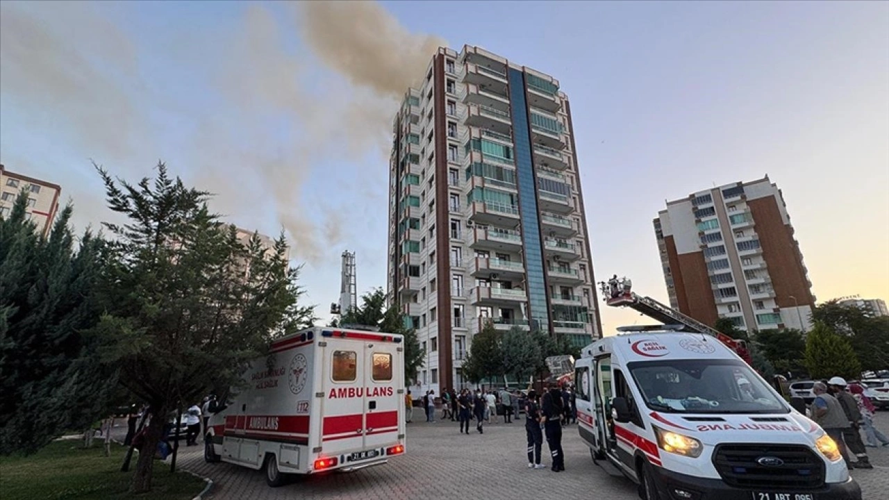 Diyarbakır'da bir binada çıkan yangına müdahale ediliyor