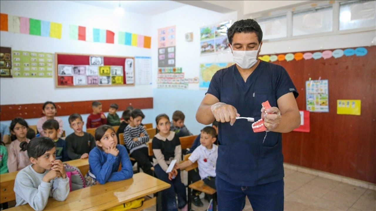 Diyarbakır'da doktor adayları kırsaldaki öğrencilere ağız ve diş sağlığı hizmeti sunuyor