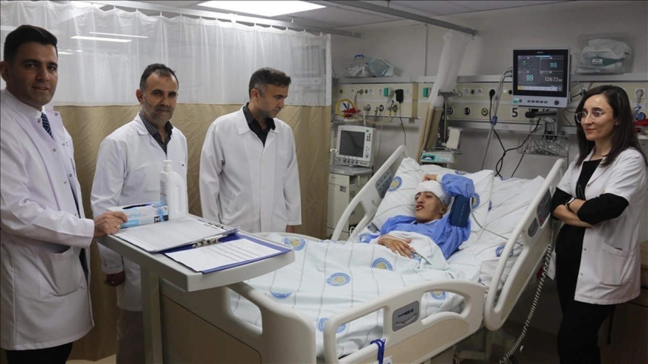 Diyarbakır'da hareket zorluğu ve titreme sorunu yaşayan genç kıza "beyin pili" umut o
