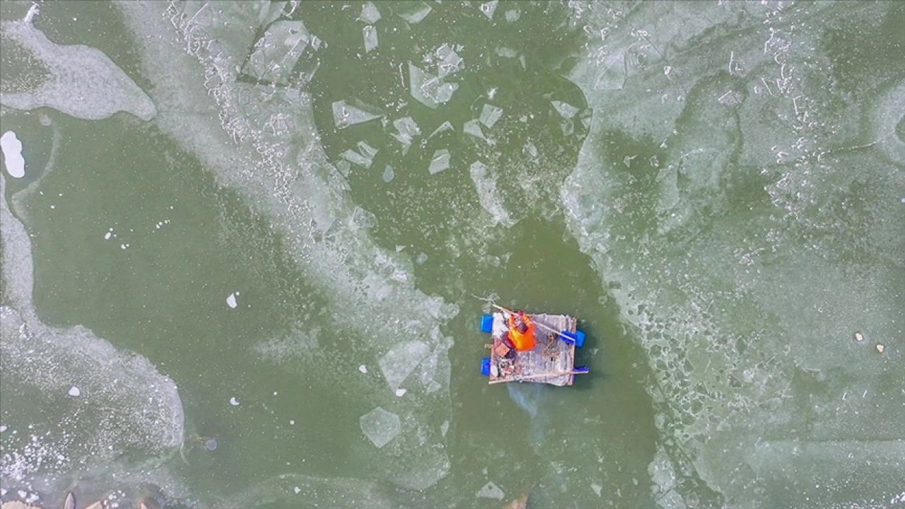 Diyarbakır'da kar ve buz &uuml;st&uuml;nde av mesaisi