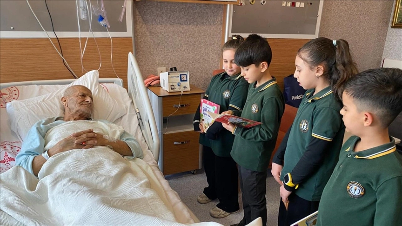 Diyarbakır'da minik &ouml;ğrencilerin okuduğu hikayeler hastalara moral oluyor