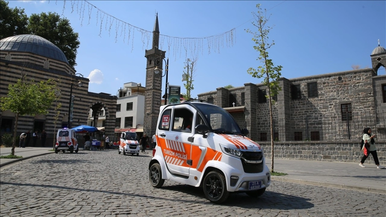 Diyarbakır'da "turizm polisi" rehberlik hizmetiyle turistlerle esnaf arasında köprü o
