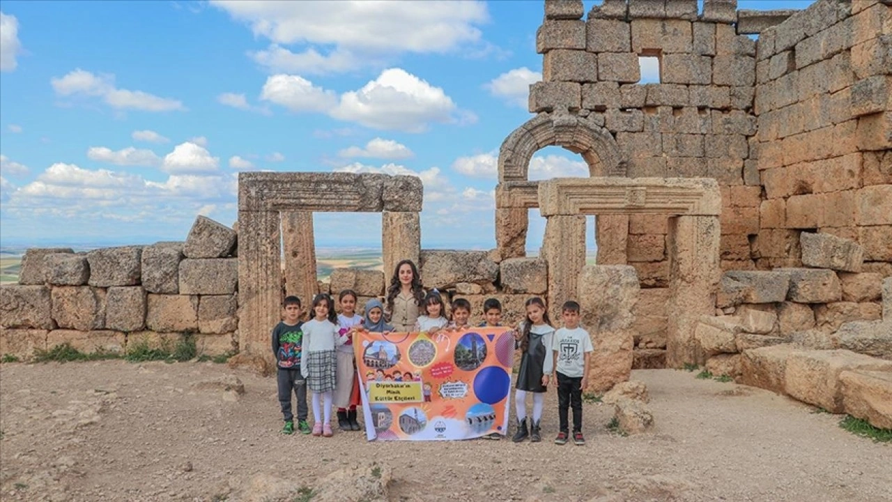 Diyarbakır'ın "minik kültür elçileri" tarihi mekanları tanıtıyor