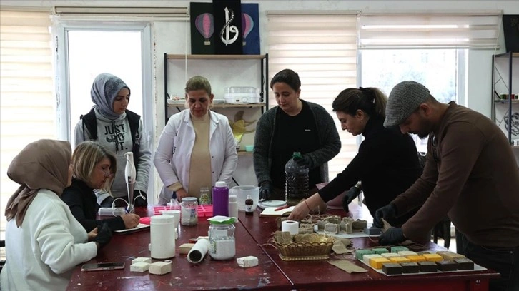 Diyarbakır'da eğitimciler stres atmak için Sabun Atölyesi'nde buluşuyor