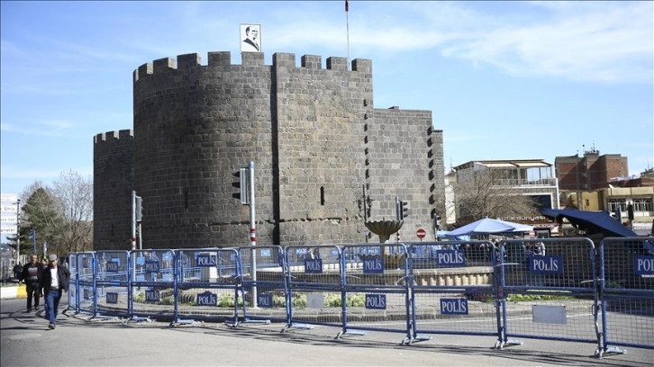 Diyarbakır'da gösteri yürüyüşü ve açık hava toplantılarına geçici yasak getirildi