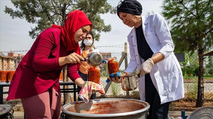 Diyarbakır'da kazanlar ihtiyaç sahiplerine kışlık konserve için kaynadı