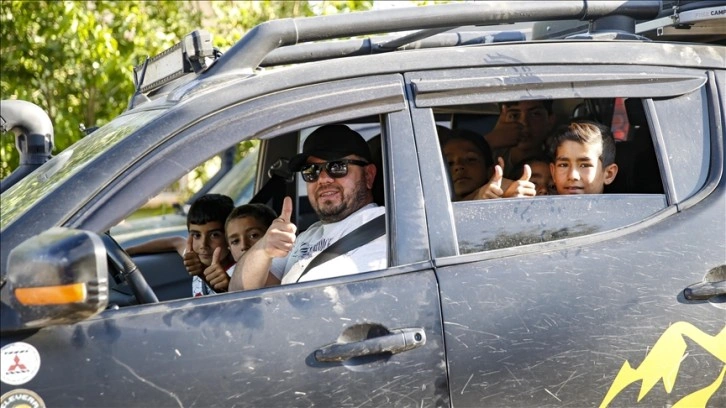 Diyarbakır'da kırsaldaki çocuklara off-road heyecanı yaşattılar