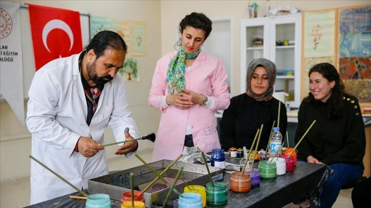 Diyarbakır'da öğretmenler depremin travmasından ebru sanatıyla uzaklaştı