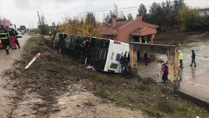 Diyarbakır'da şarampole devrilen yolcu otobüsündeki 33 kişi yaralandı