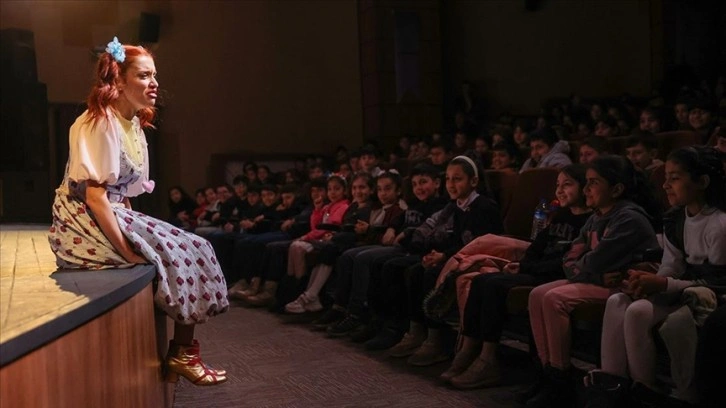 Diyarbakır'da 'Tiyatro Sanata Bağlar Projesi'yle binlerce çocuk tiyatro ile tanışıyor