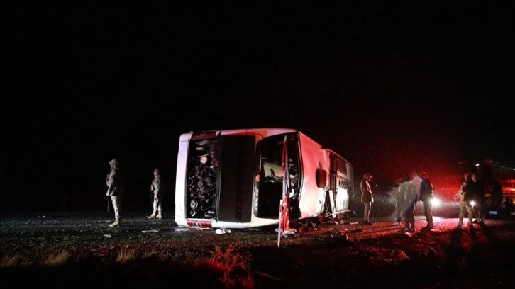 Diyarbakır'da yolcu otobüsünün devrilmesi sonucu 5 kişi öldü, 22 kişi yaralandı