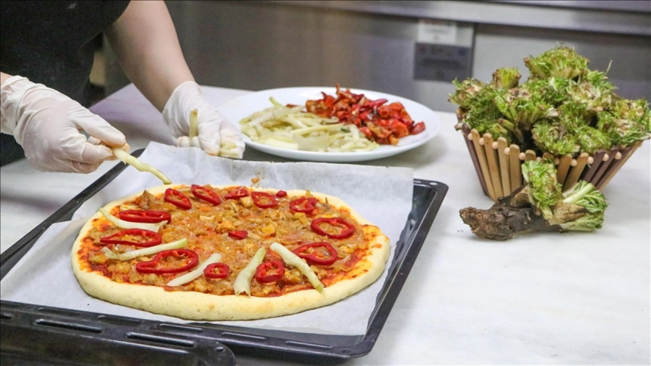 Doğadan topladıkları kenger otuyla pizza yaptılar