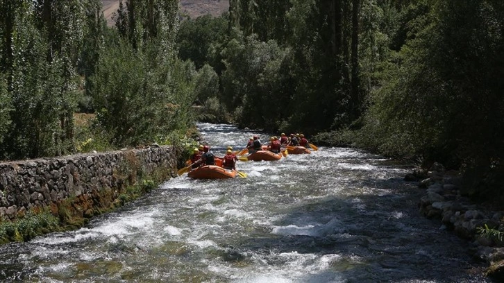 Doğaseverler Müküs Çayı'nın serin suyunda rafting yaptı