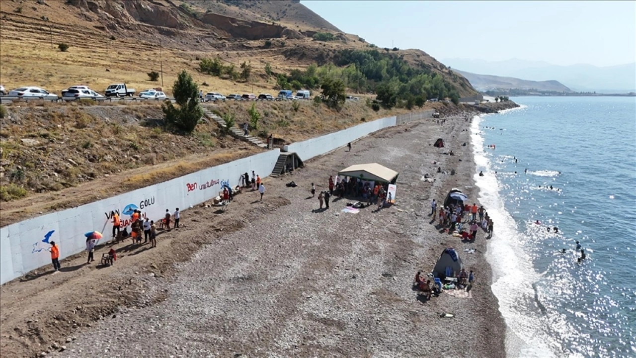 Doğaseverler, Van Gölü'ne ve Alzheimer hastalığına dikkati çekmek için etkinlik düzenledi