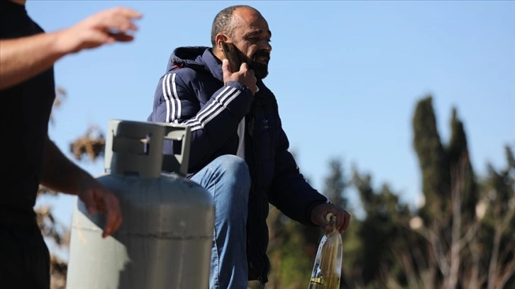 Doğu Kudüs'te evinden zorla çıkarılmak istenen Filistinli tüp gazlarla çatıya çıktı