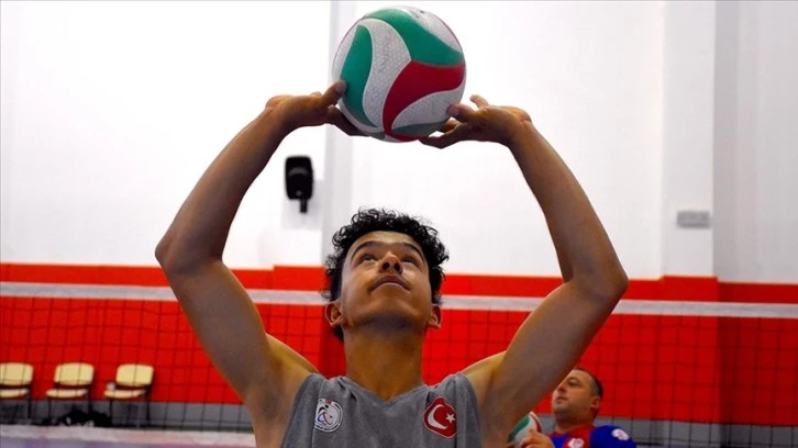 Doğuştan felçli milli voleybolcu Selim Akyayla, zor günleri başarılarıyla aştı