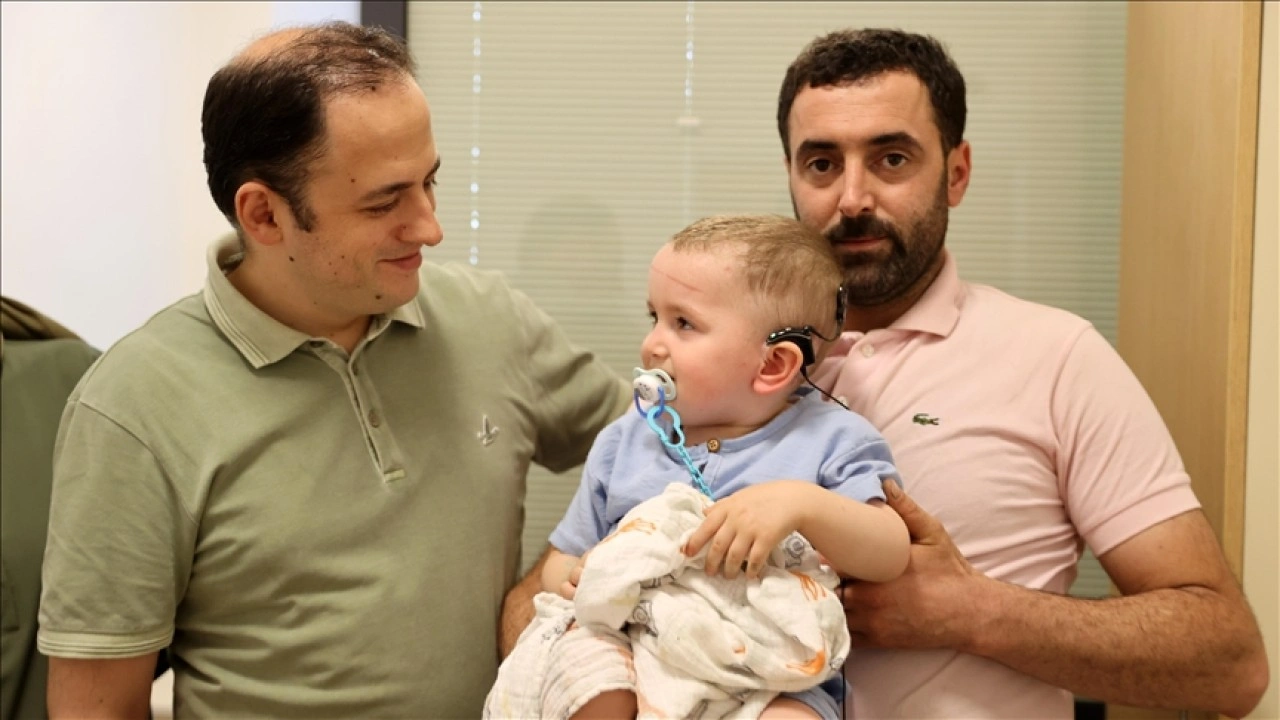 Doğuştan işitme engelli 2,5 yaşındaki çocuk ilk kez duymaya başlayınca ağladı