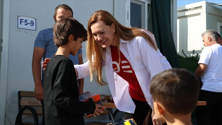 Dokuz Eylül Üniversitesi, 2 bin gönüllüsüyle deprem bölgesinden elini çekmiyor