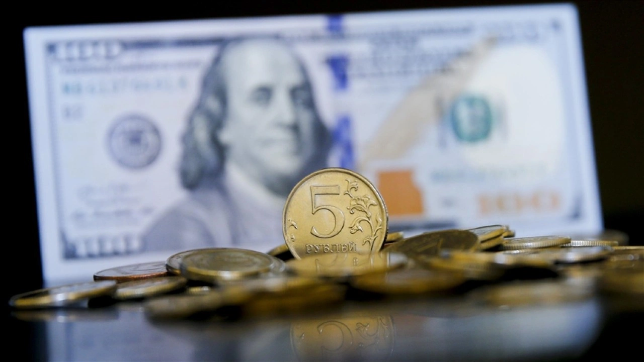 Dolar/ruble paritesi 2023’ten bu yana ilk defa 78’in altına indi