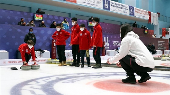 Donan çayda fırçayla curling oynayan çocuklar, hayallerini gerçek pistte gerçekleştirdi