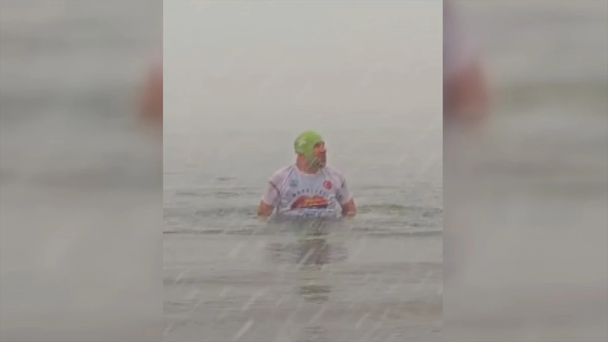 Dondurucu soğukta denizde kula&ccedil; attı