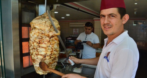 Döner ustalarının sıcakta 'oruç' imtihanı