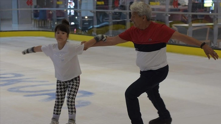 Donmuş havuzda başladığı buz pateninde yıllardır sporcu ve antrenör yetiştiriyor