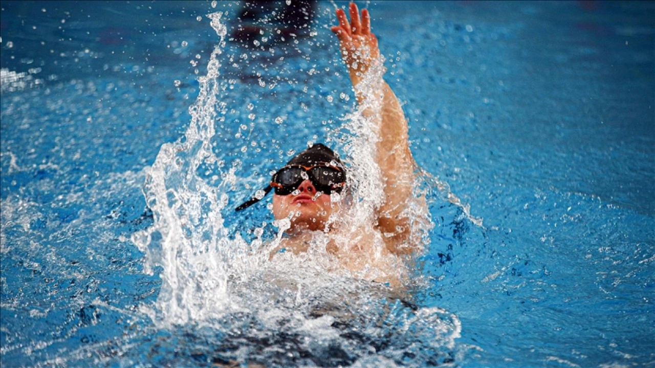 Down sendromlu y&uuml;z&uuml;c&uuml; Mehmet, milli formaya kavuşmak i&ccedil;in kula&ccedil; atıyor