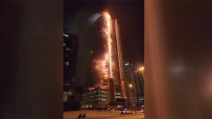 Dubai'de Burc Halife yakınındaki 35 katlı binada yangın
