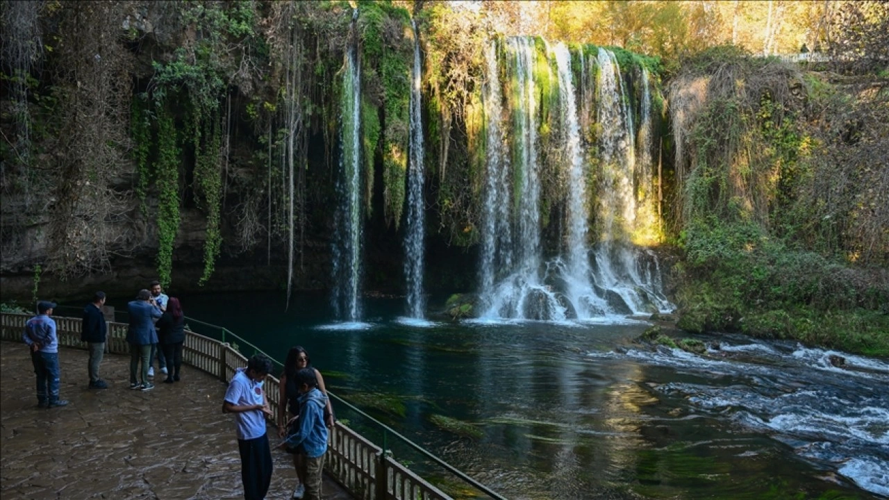 D&uuml;den Şelalesi d&ouml;rt mevsim ziyaret&ccedil;i ağırlıyor