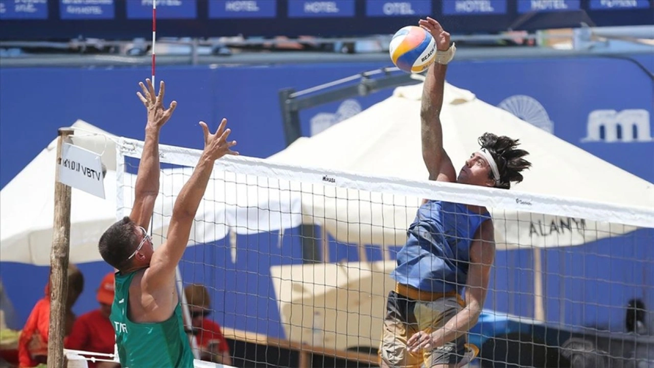 Dünya Plaj Voleybolu Pro Tur 2025'in Alanya etabında Türkiye, erkeklerde İtalya'ya 2-0 yen