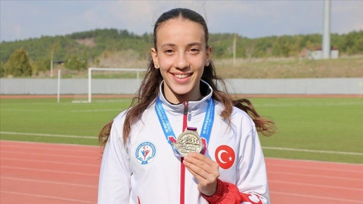 Dünya şampiyonu milli atlet Ayça Fidanoğlu olimpiyat hedefi için koşuyor