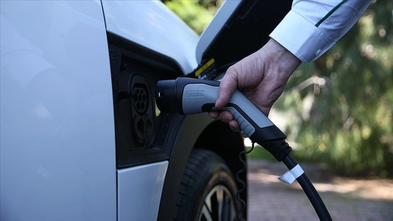 Dünyada bu yıl satılan tüm araçların dörtte birinden fazlasının elektrikli olması bekleniyor