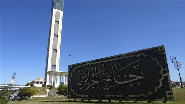 Dünyanın en büyük camilerinden Cezayir Ulu Camii'nde teravihlerin kılınamaması tartışmaya yol açtı