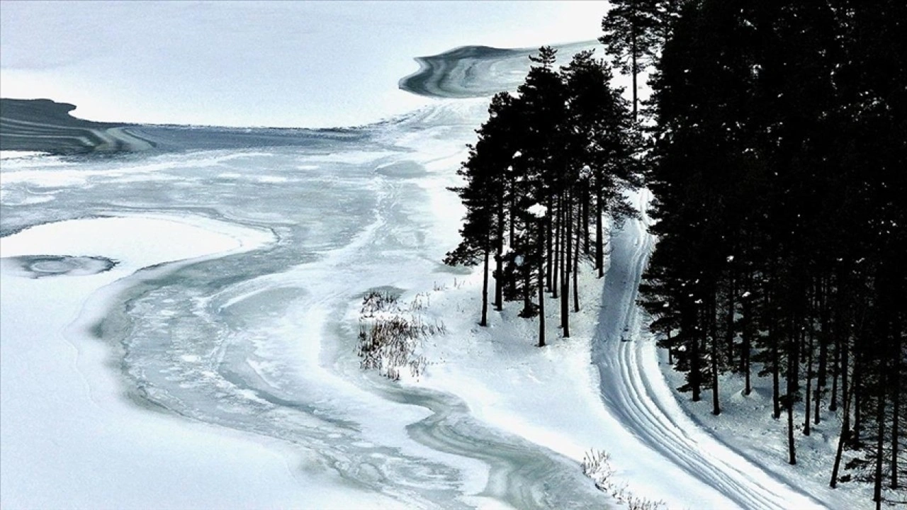 D&uuml;zce'deki Topuk Yaylası G&ouml;leti'nin y&uuml;zeyi buz tuttu