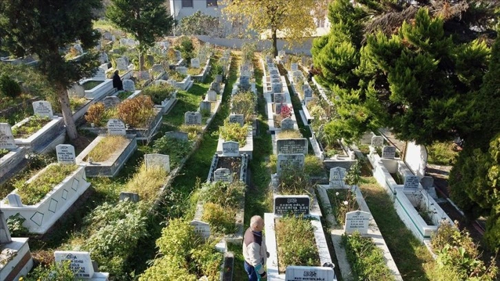 Düzce Depreminde hayatını kaybedenler mezarları başında anıldı