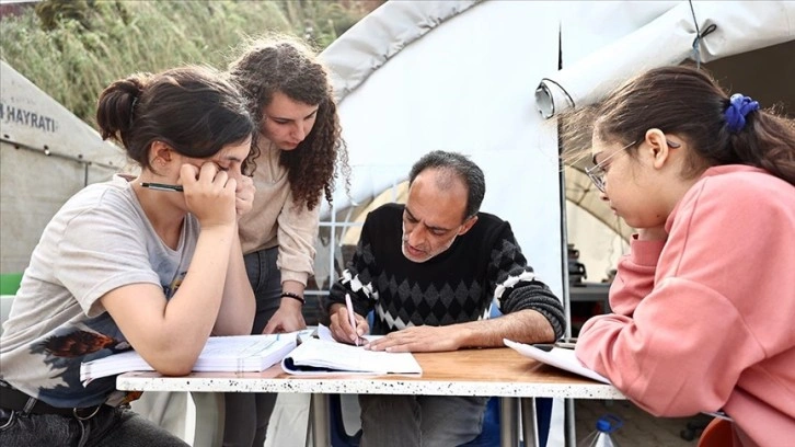 Düzce depremini yaşayan öğretmen, meslektaşlarıyla çadırda öğrencileri YKS'ye hazırlıyor