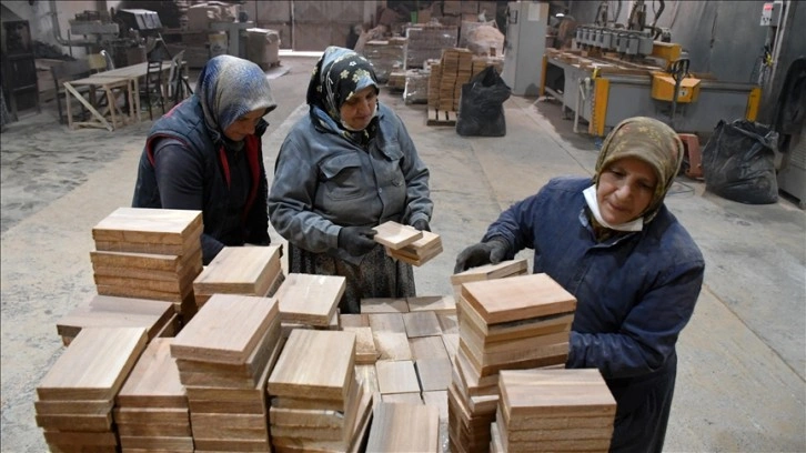 Düzce'de ahşap mutfak malzemeleri firmasının yükünü kadınlar sırtlıyor