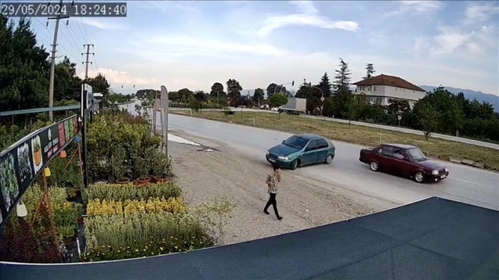 Düzce'de bir çocuğun kontrolden çıkan otomobilin çarpmasından son anda kurtulması kamerada