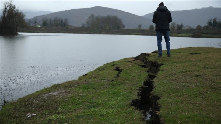 Düzce'de deprem nedeniyle meydana gelen toprak kırılmaları görüntülendi