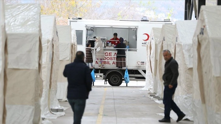 Düzce'de depremden etkilenen vatandaşlara yemek ikramı yapılıyor