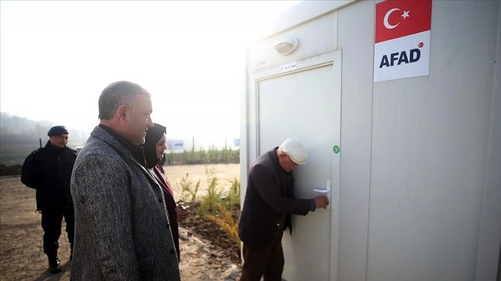 Düzce'de depremzedelere konteynerler teslim ediliyor