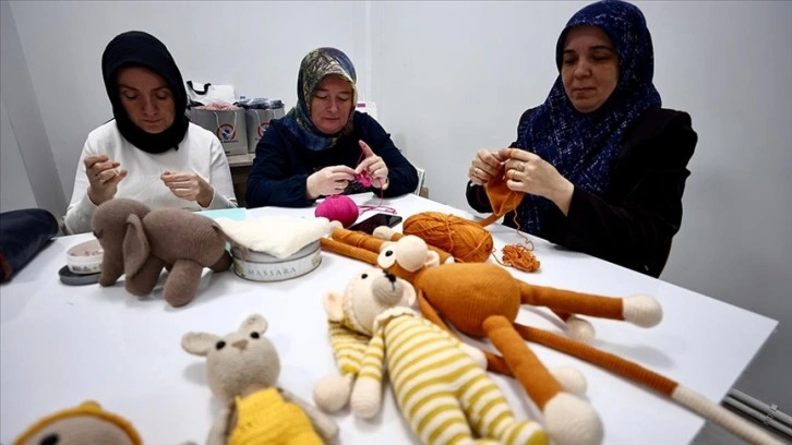 Düzce'de kadınların ördüğü oyuncaklar depremzede çocuklara ulaştırılıyor