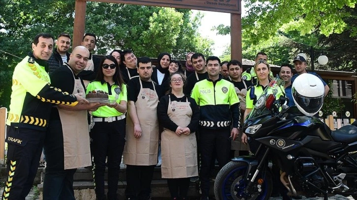 Düzce'de kaza ihbarına gelen polislere özel bireylerden pastalı sürpriz