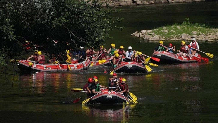 Düzce'de maceraseverler sıcakta rafting yaparak serinliyor