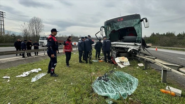 Düzce'de refüje çarpan yolcu otobüsündeki 17 kişi yaralandı