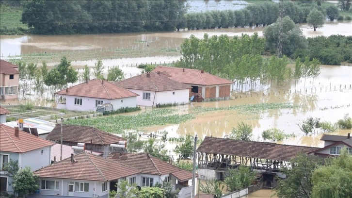 Düzce'de sel mağdurları evlerine kavuşmak için suyun çekilmesini bekliyor