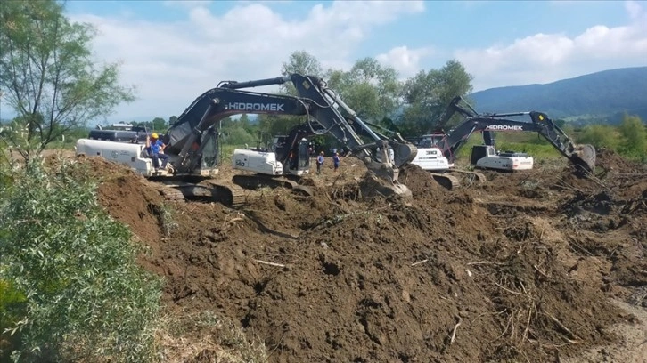 Düzce'de sele kapılan kepçe operatörünü arama çalışmaları sürdü