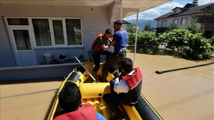 Düzce'de tamamı sular altında kalan köyde tahliye çalışmaları sürüyor